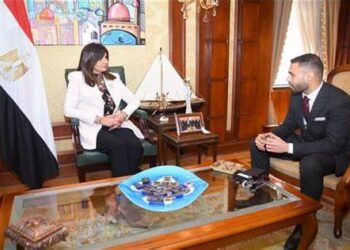 Emigration Ministry shield granted to Egyptian who saved civilians in Ukraine