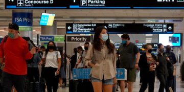 Delta to restore flight privileges to about 2,000 passengers over mask violations