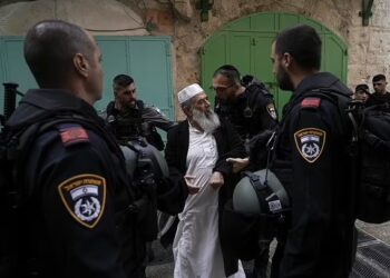 Jewish settlers swarm into Aqsa mosque amid Palestinian calls for defending holy place