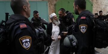 Jewish settlers swarm into Aqsa mosque amid Palestinian calls for defending holy place