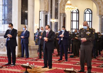 Sisi performs Friday prayers at Tantawi Mosque on 10th of Ramadan victory anniv.
