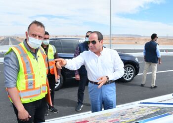 Sisi assesses development of Cairo-Suez road