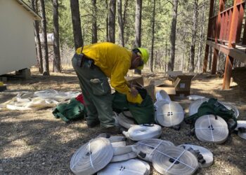 Stiff winds fan wildfires in Southwest