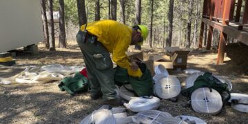 Stiff winds fan wildfires in Southwest