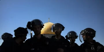 Israeli forces besiege prayer performers in part of Aqsa