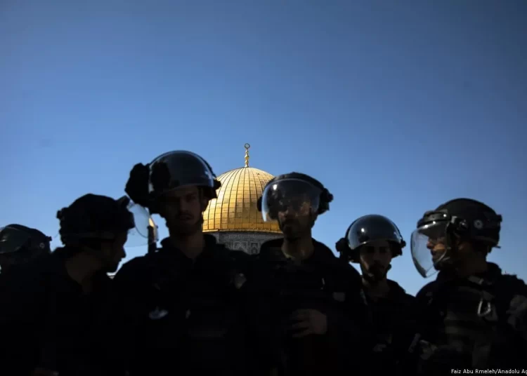 Israeli forces besiege prayer performers in part of Aqsa 2 - Egyptian Gazette Israeli forces besiege prayer performers in part of Aqsa 1 - Egyptian Gazette