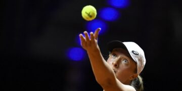 Swiatek brushes past qualifier to open Stuttgart campaign