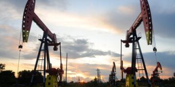 Oil extends losses on growth concerns and Shanghai lockdown