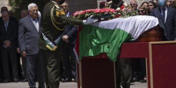 Palestinians mourn slain Al-Jazeera journalist, blame Israel