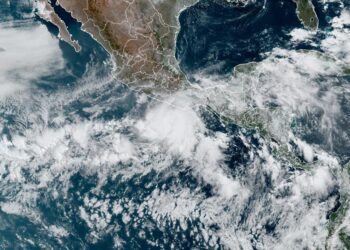 Season’s 1st hurricane aims heavy hit at Mexico tourist zone