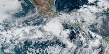 Season’s 1st hurricane aims heavy hit at Mexico tourist zone