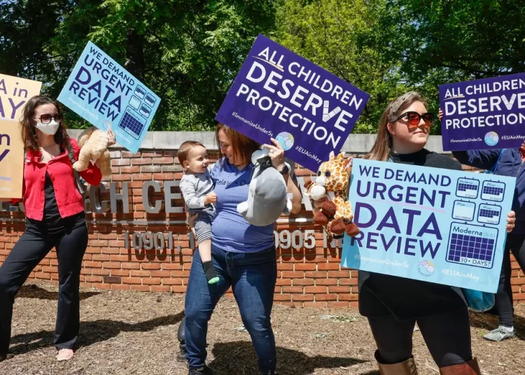 Pfizer says 3 doses of its vaccine produce strong response in children under 5 1 - Egyptian Gazette Demonstrators urging the Food and Drug Administration to authorize vaccines for children under 5, in Washington earlier this month.