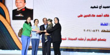 Sisi honors a number of families of police, army, medical teams martyrs