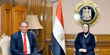 `delegation of Mercedes-Benz Egypt discuss boosting investments in Egypt`