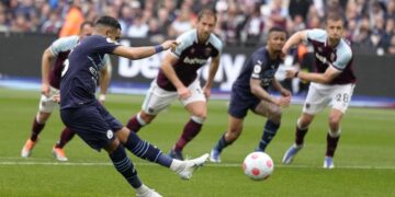 Penalty save denies City victory, keeps EPL title race alive