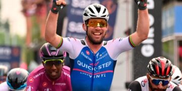 Mark Cavendish seals Giro Stage 3 sprint victory