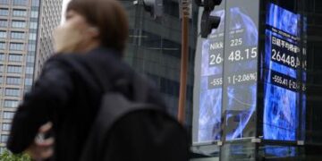 Global shares mostly fall as rate hikes, China slowdown loom