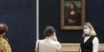 Man in wig throws cake at glass protecting Mona Lisa 1 - Egyptian Gazette Man in wig throws cake at glass protecting Mona Lisa