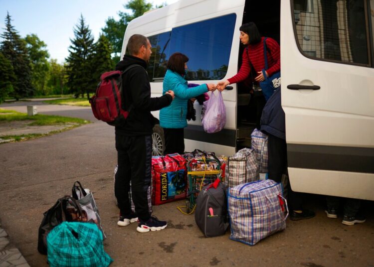 Russia says eastern Ukraine town of Lyman is under its full control 1 - Egyptian Gazette People continue to flee from towns and villages coming under heavy bombardment in the Donbas region.