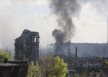 Easy out from steel mill seen as unlikely for Ukraine troops