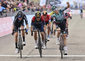 Jai Hindley claims Giro 9th stage