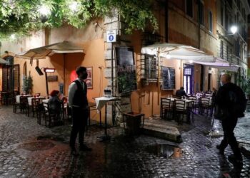 Italy approves 14 bln euros of stimulus measures as growth outlook weakens