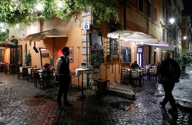 Italy approves 14 bln euros of stimulus measures as growth outlook weakens 1 - Egyptian Gazette Empty tables are seen outside a restaurant in Rome as the country tightens regulations in an effort to control rising COVID-19 infections, Rome on October 14, 2020.