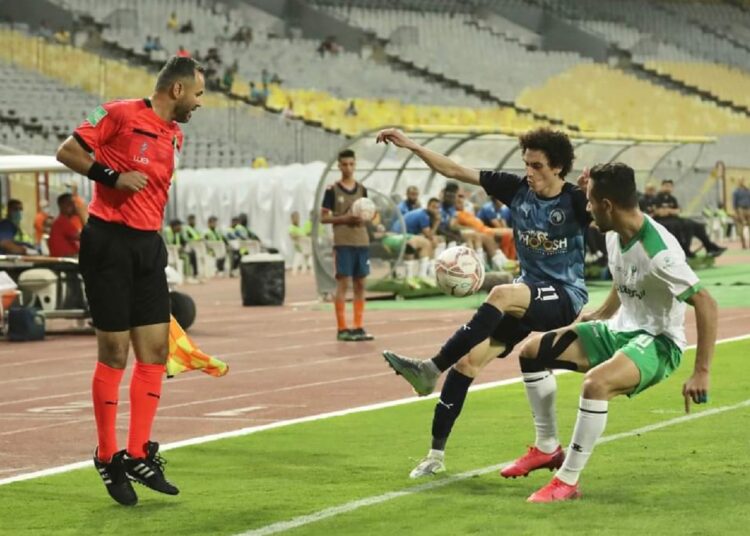Pyramids’ midfielder Mohamed Sadek (C) vying for the ball against Al-Masry of Port Said player during their match at the Egyptian Premier League.