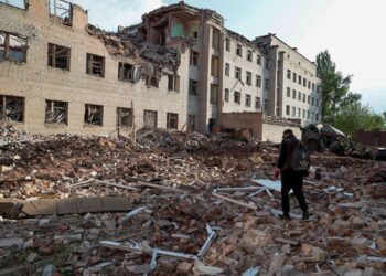 Ukraine troops hold out as Russia attack Sievierodonetsk wasteland