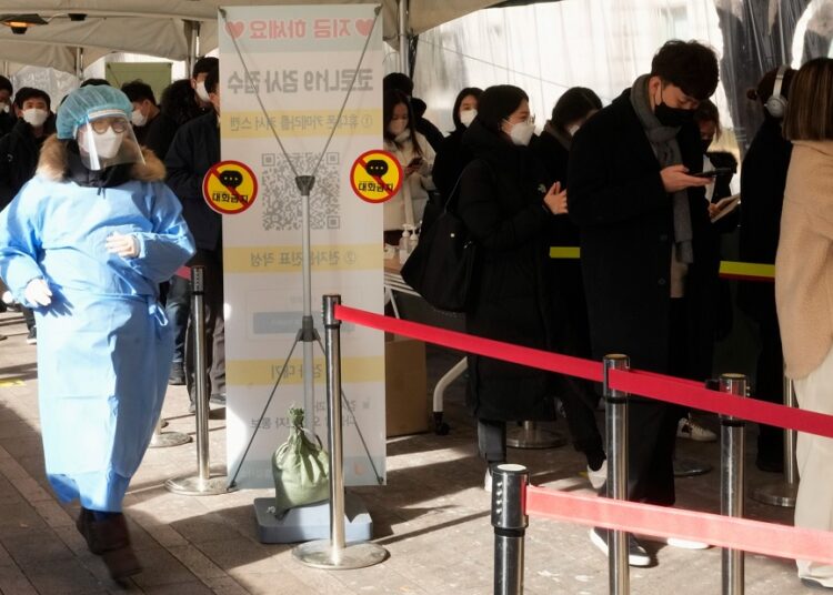 South Korea's new COVID-19 cases fell for a third consecutive day to stay below 30,000 on Friday.