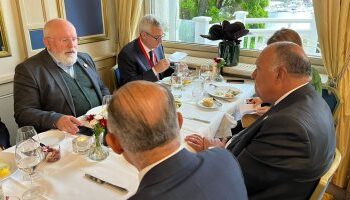 Shoukry meets EC vice-president, Canadian minister