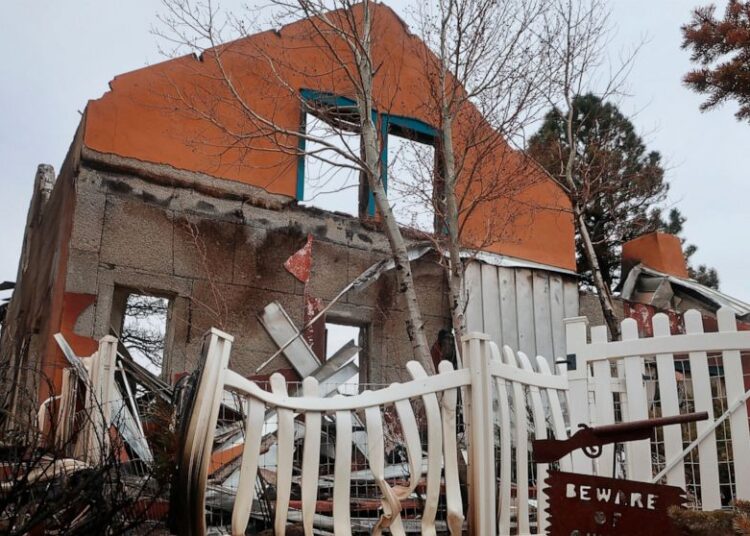 Huge New Mexico wildfire forces hundreds of households to flee 1 - Egyptian Gazette New evacuation orders issued in New Mexico due to massive wildfire.