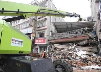 2 more survivors found 3 days after China building collapse