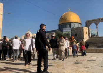 Scores of Israeli settlers storm into Aqsa
