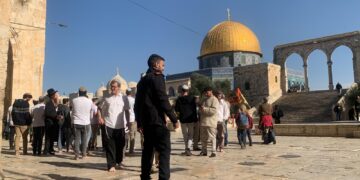 Scores of Israeli settlers storm into Aqsa