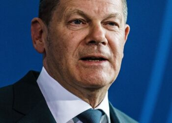 German chancellor in London vows to continue sending heavy weapons to Ukraine