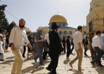 Scores of Israeli settlers storm into Aqsa