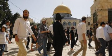 Scores of Israeli settlers storm into Aqsa