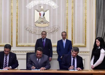 PM attends signing of protocol to help clients register to obtain insurance documents