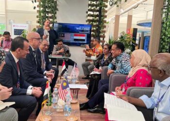Housing, local development ministers open Egyptian pavilion at WUF11 in Poland
