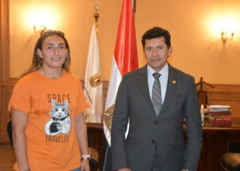 Sports min. discusses preparations of wrestler Samar Hamza for coming championships