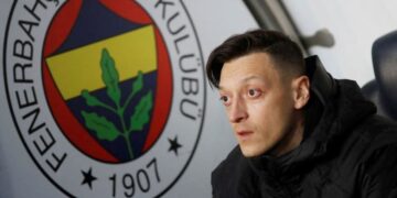Ozil determined to stay at Fenerbahce despite suspension