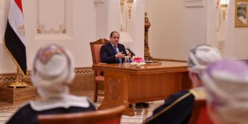 Sisi: Egypt keen on developing cooperation with Omani businessmen, companies