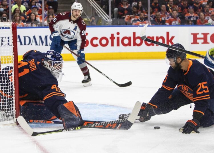 Avalanche beats Oilers 4-2 to take 3-0 series lead 1 - Egyptian Gazette Colorado Avalanche's Mikko Rantanen (C) looks for the rebound as Edmonton Oilers goalie Mike Smith (L) makes the save and Darnell Nurse (R) defends during the Game 3 of the NHL Stanley Cup playoffs Western Conference finals.