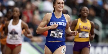 Lyles stuns Knighton, Steiner wins 200m