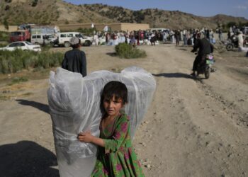 Destruction everywhere, help scarce after Afghanistan quake