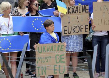 European Union leaders set to grant Ukraine candidate status