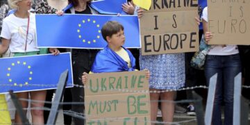 European Union leaders set to grant Ukraine candidate status