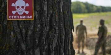 Key city’s fate in balance as fighting rages in east Ukraine