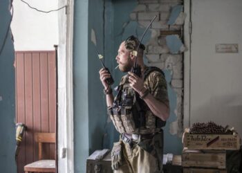 Civilians flee intense fighting in contested eastern Ukraine